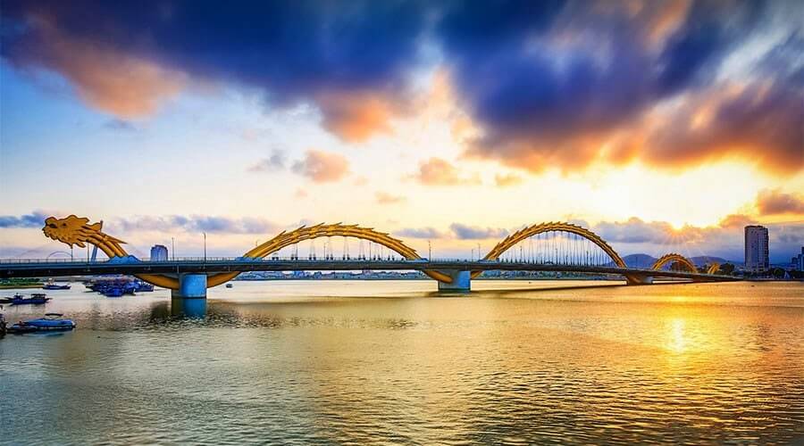 Dragon Bridge Da Nang fire show - iconic Han River bridge