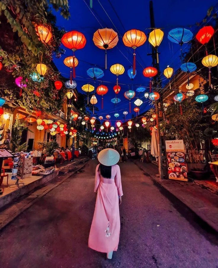 Hoi An Lantern Festival on Thu Bon River - floating candles