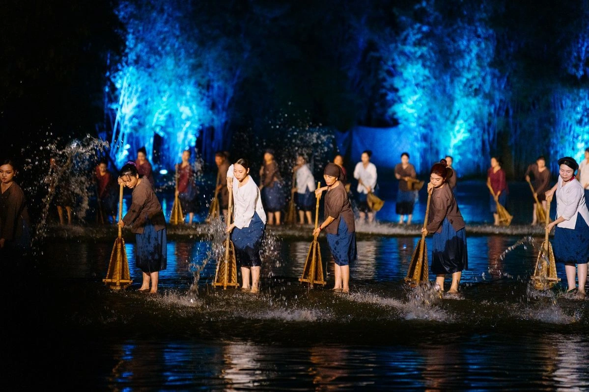 Traditional dance performance at Hoi An Memories Show